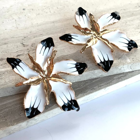 NEW ~ Anthropologie Black & White hand-painted Oversized Flower Earrings - Picture 4 of 8
